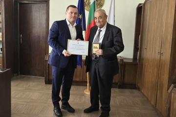Кметът Пенчо Милков връчи на акад. Васил Сгурев  почетна грамота и плакет