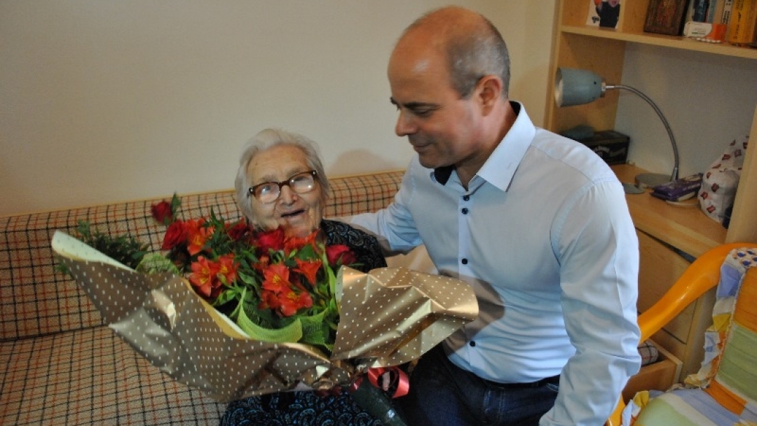 Кметът Пламен Стоилов поздрави 100-годишната баба Иванка