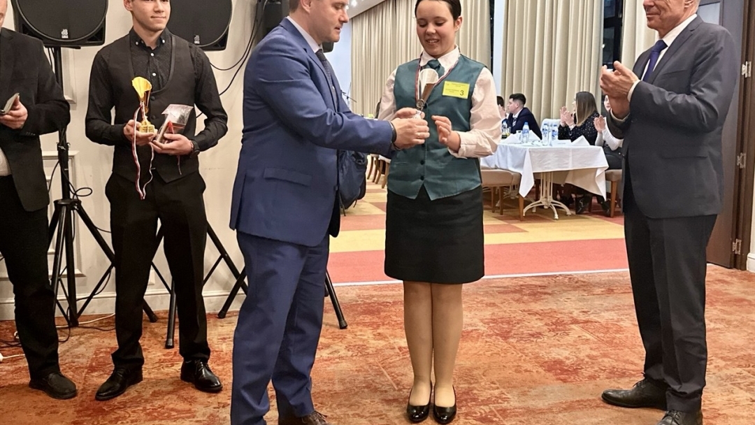 Министър Сергей Игнатов и кметът Пенчо Милков наградиха победителите в състезание по професии в туризма