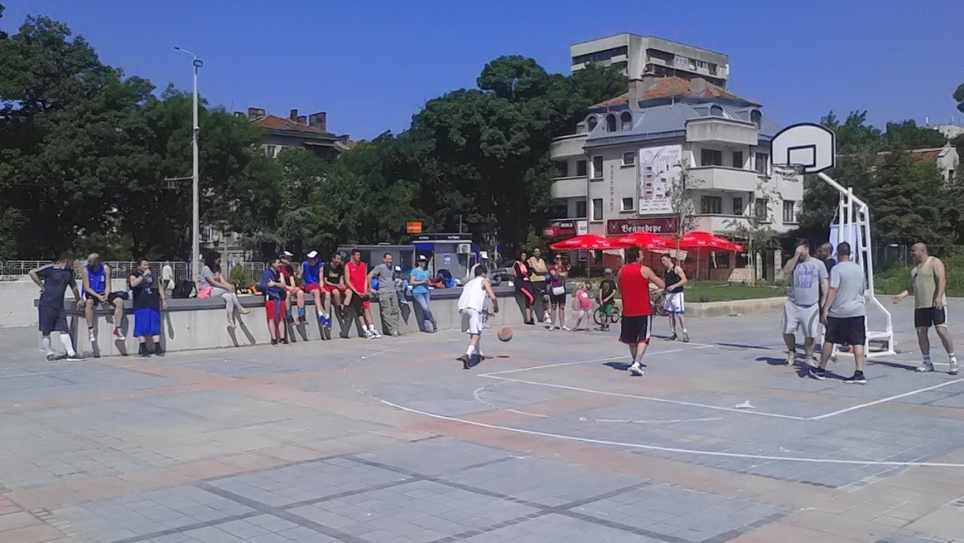 Учителски игри с мото „Искам, зная и мога да спортувам“ на откритите площи пред «Булстрад Арена» Русе