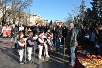 Заместник-кметът Иван Григоров посрещна коледари на градския площад 