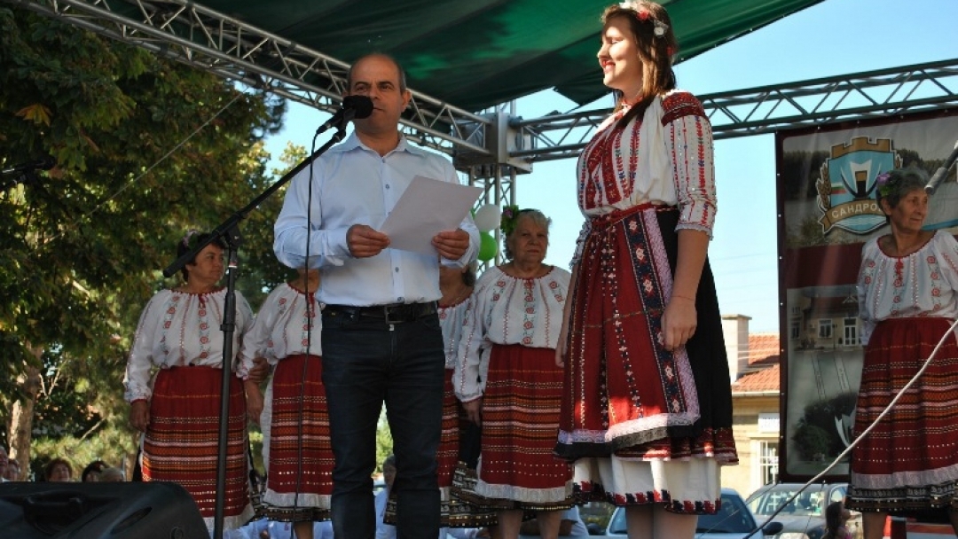 52 фолклорни състава от България и Румъния на „САНДРОВО ПЕЕ И ТАНЦУВА”