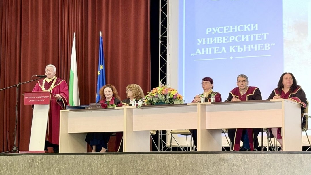 Юридическият факултет на Русенския университет връчи дипломите на своите абсолвенти