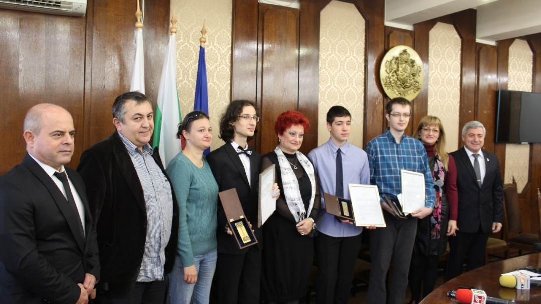 Кметът Пламен Стоилов отличи трима млади русенци с награда "Русе - 21.век"