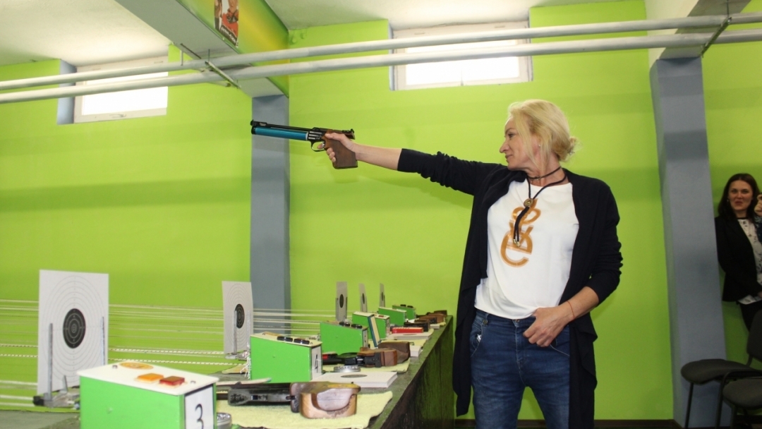 Мария Гроздева с първи изстрел в обновена зала за спортна стрелба в ОУ „Никола Обретенов“