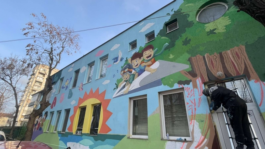 Graffiti gives a new look to the facades of kindergartens in Ruse