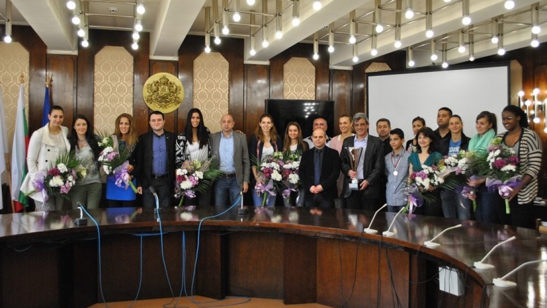 Кметът Пламен Стоилов приветства шампионките от „Дунав 8806“