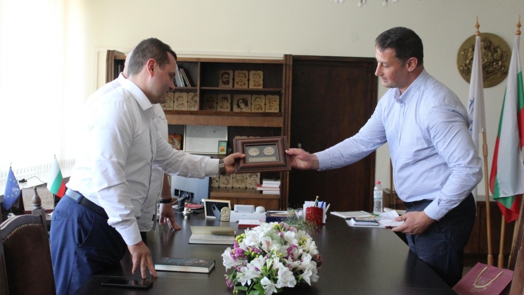 Кметът Пенчо Милков разговаря с ректора на Икономическия университет във Варна