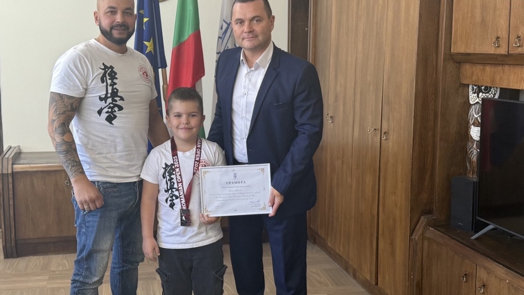 Mayor Pencho Milkov awarded the young karatekas from the "Bushin" Sports Club for their triumph in Bucharest