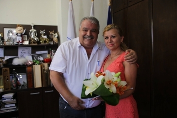 Фолклорна програма и часовник с компас за рождения ден на зам.-кмета Иван Григоров