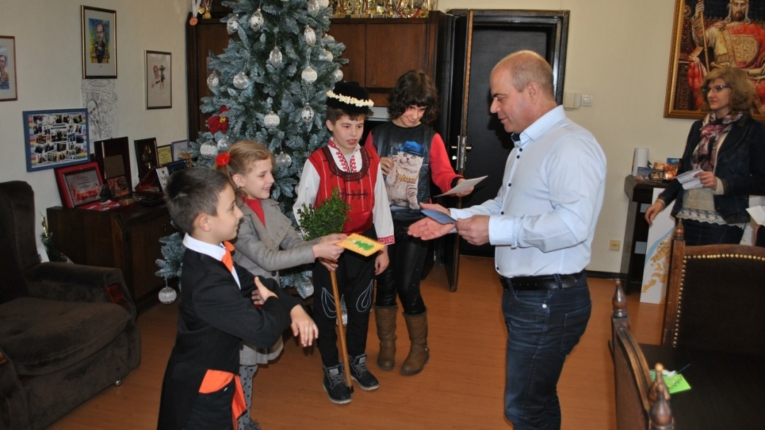 Децата от Ресурсния център поздравиха с коледни стихчета кмета Пламен Стоилов