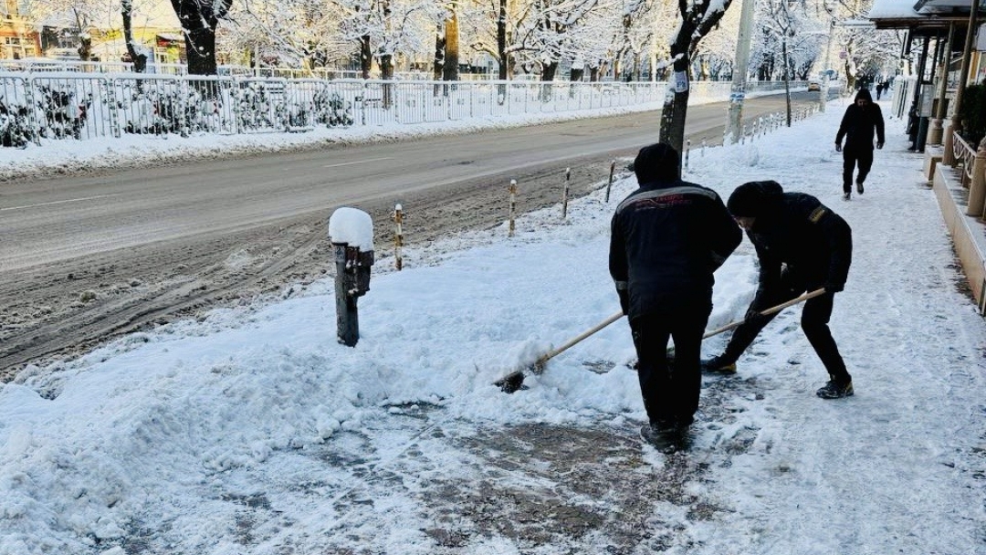 Община Русе мобилизира екипи срещу обледеняването на улици и тротоари
