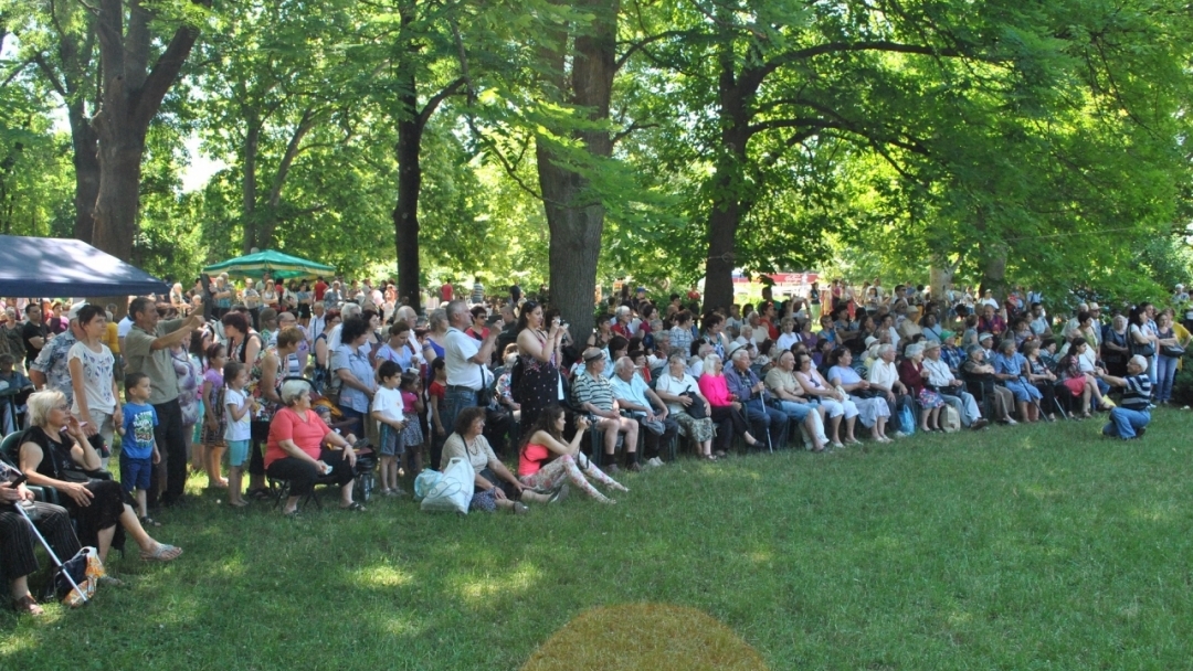 Кметът Пламен Стоилов приветства участниците във фолклорния събор „Златната гъдулка“