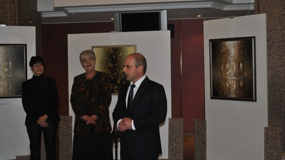 Кметът Пламен Стоилов поздрави Виолета Радкова по повод поредната й изложба „Малка нощна музика“