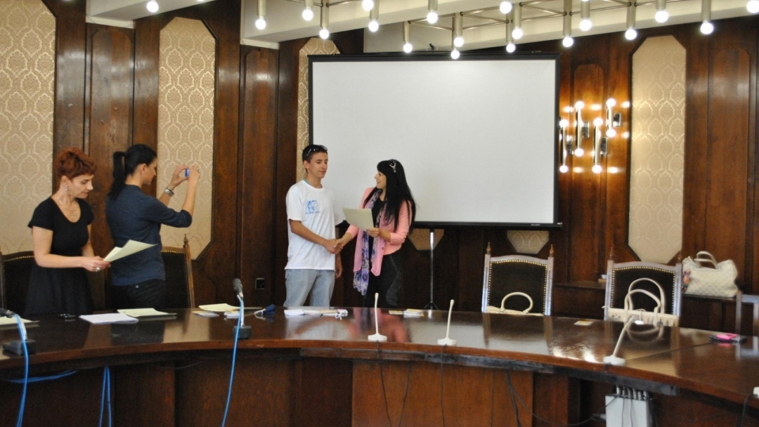 Наградиха млади доброволци