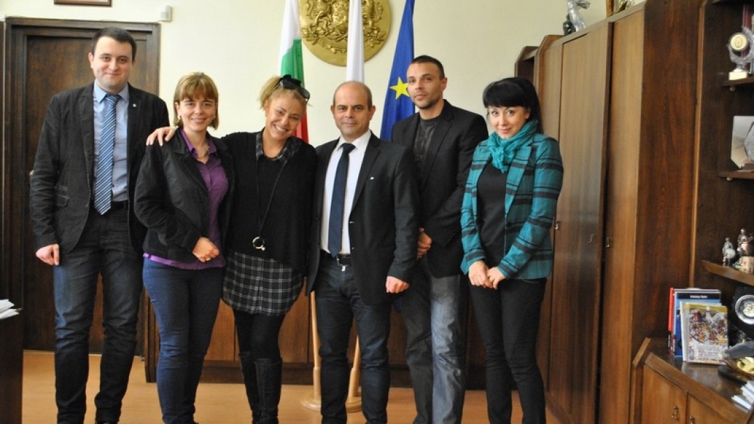 Почетна значка на Русе връчи на Хилда Казасян кметът Пламен Стоилов