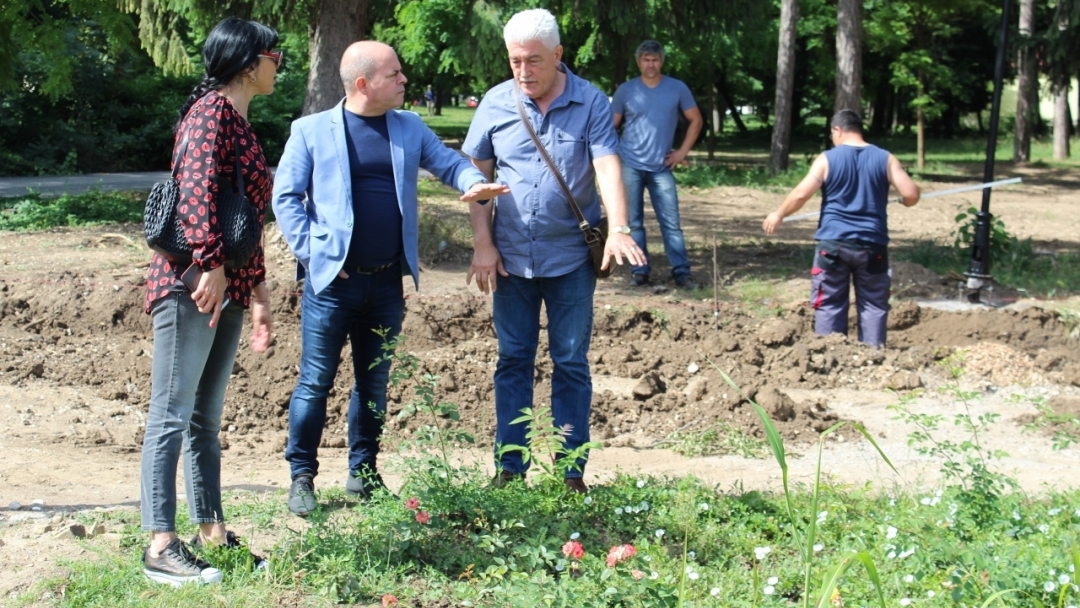 Кметът Пламен Стоилов инспектира напредъка по обновяването на ДГ "Русалка" 2, ул. "Чипровци" и Розариума
