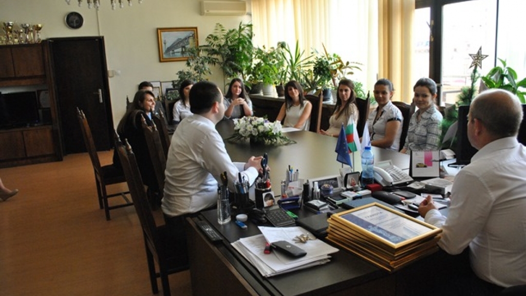 Кметът Пламен Стоилов връчи сертификати на стажанти в Община Русе