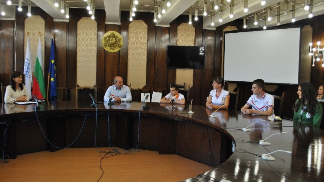 Знамена на Община Русе за тримата спортисти, представили България на Младежките олимпийски игри