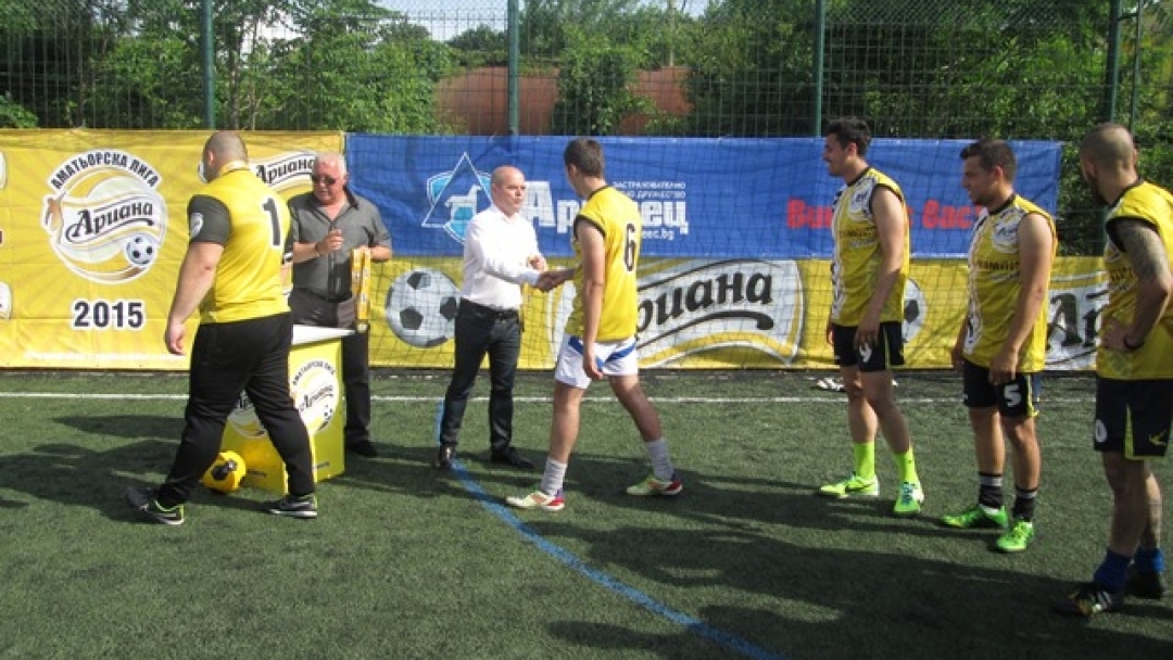 кметът Пламен Стоилов награди отбора на 'Мечките - Булмаркет', който е тазгодишният победител в първия регионален финал от шестото издание на 'Ариана Аматьорска лига' в Русе