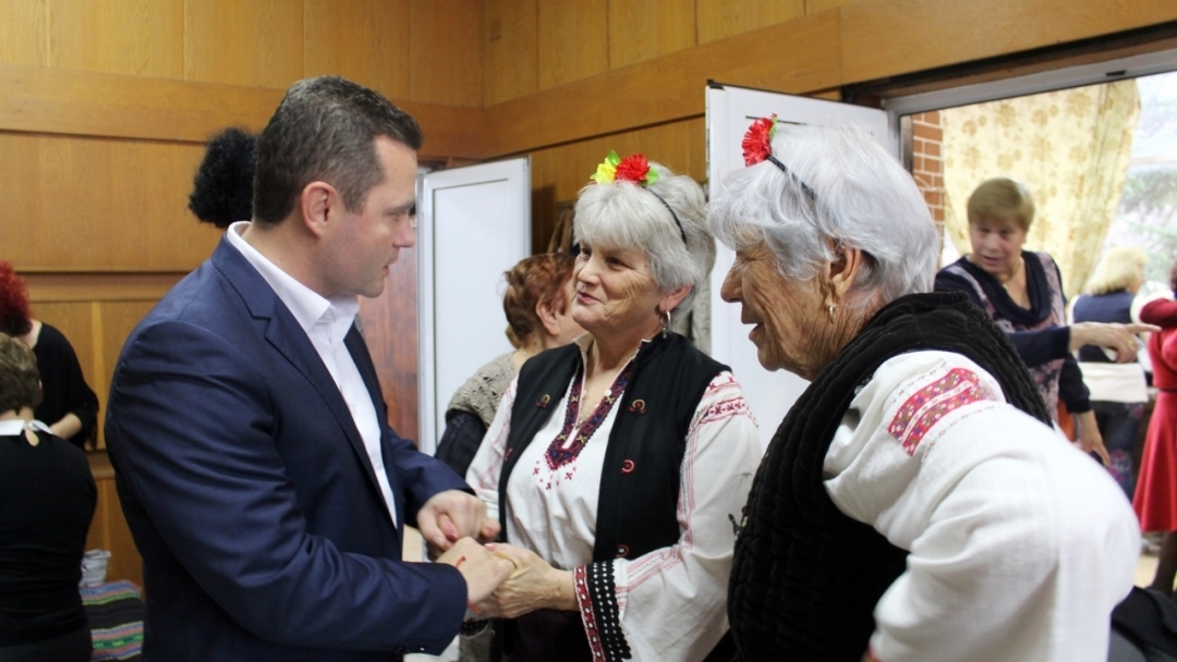 Пенчо Милков към възрастните хора от Червена вода: „Нека да се научим както живеем с подкрепа и топлина в семейството, така да бъде и в нашето общество”