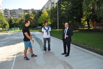 Кметът Пламен Стоилов инспектира строителството на игрище за футбол в СОУ за европейски езици