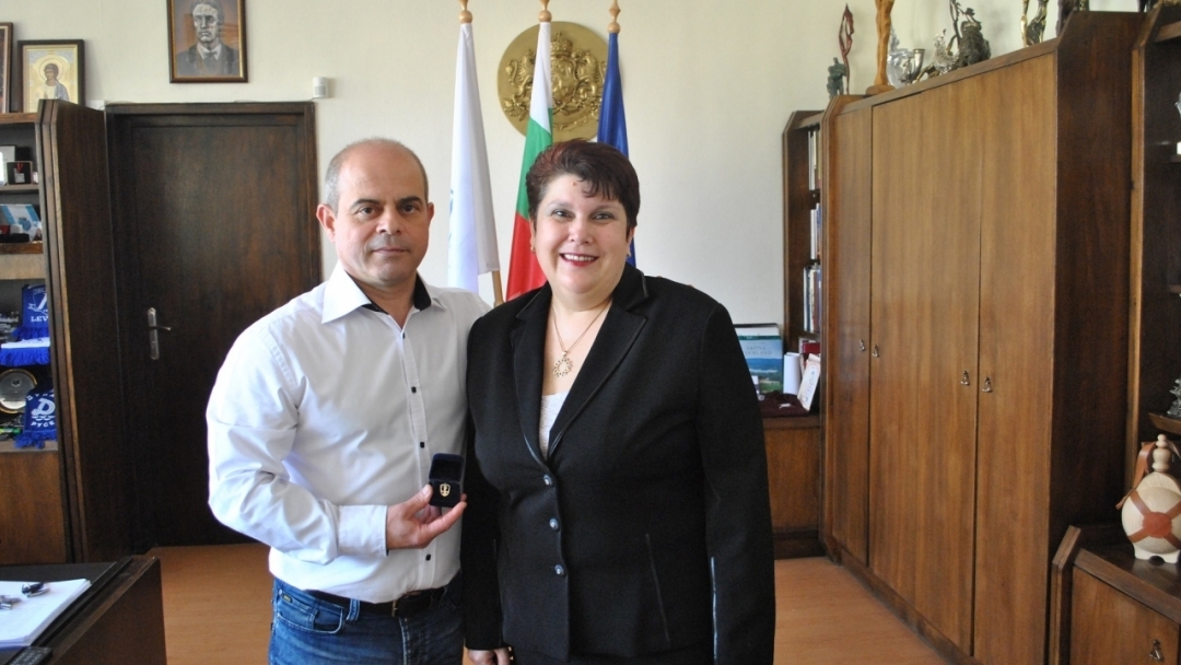 Кметът връчи златна значка „Русе“ на Наталия Константинова 