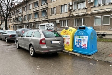 Община Русе призовава за спазване на забраната за паркиране в близост до съдовете за отпадъци