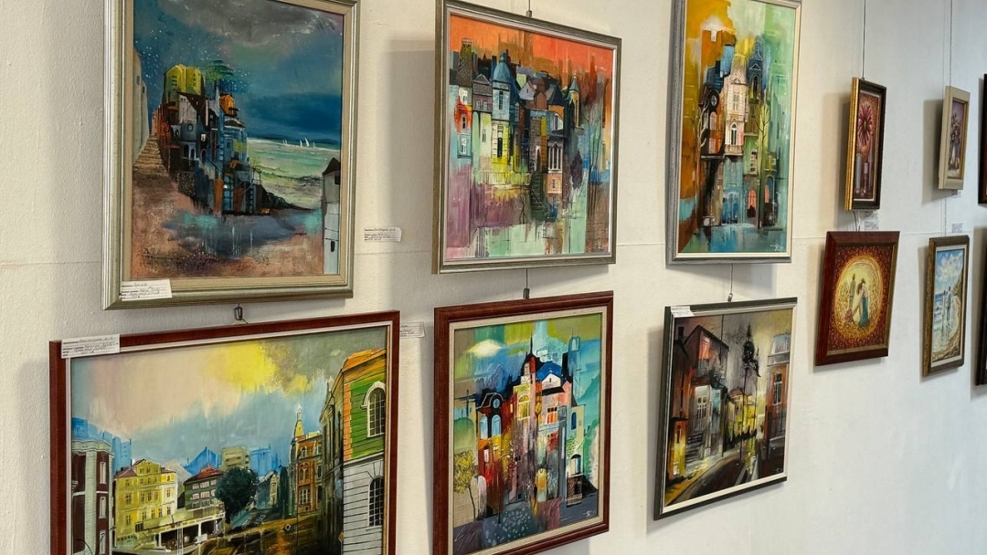 Изложбата „Вино, любов и традиции“ превръща 80 платна в празник на изкуството