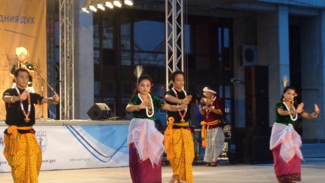Концерт в центъра на Русе показа танцовото изкуство на три държави 