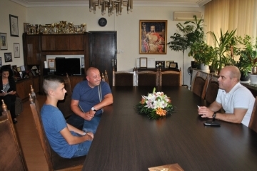 Кметът Пламен Стоилов се срещна с младия картинг шампион Николай Петров