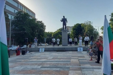 Венци и цветя поднесоха русенци на паметника на Стефан Караджа в града