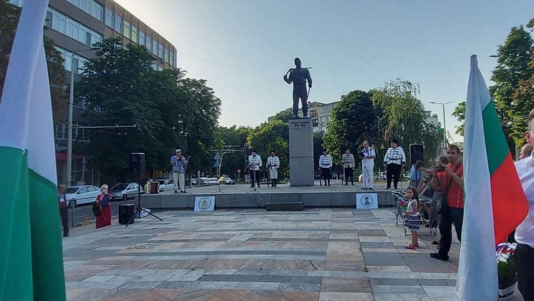Венци и цветя поднесоха русенци на паметника на Стефан Караджа в града