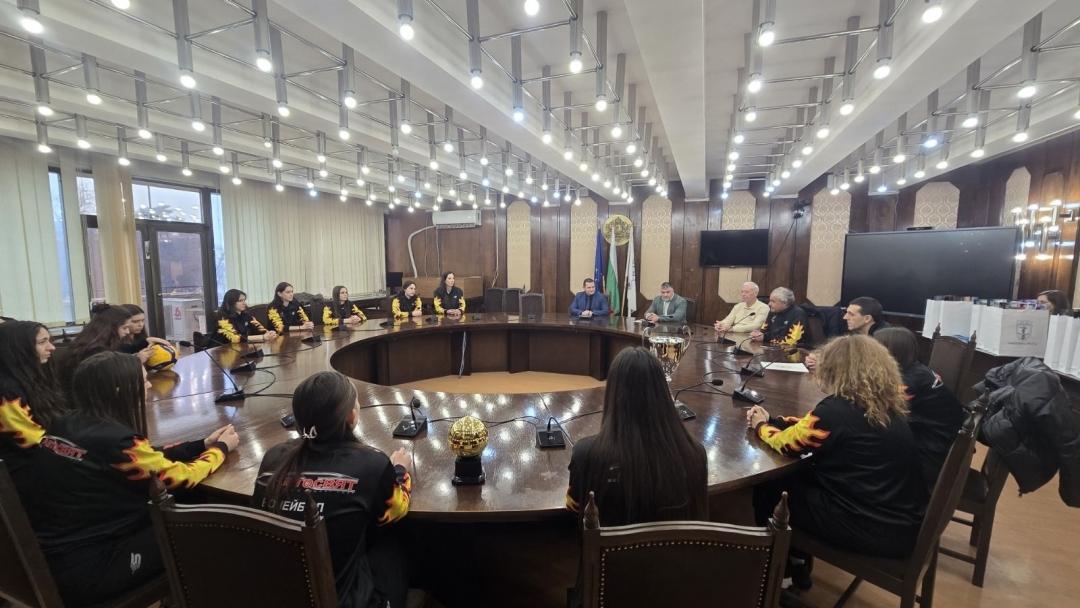 Кметът Пенчо Милков отличи волейболистките на ВК „Любо Ганев – Автосвят“ за спечелената Купа на България