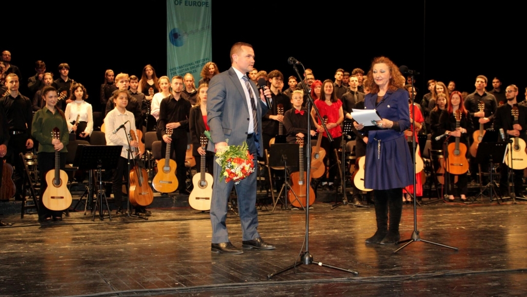 Кметът Пенчо Милков връчи грамоти на участници в Шестия международен фестивал за китарни оркестри и ансамбли