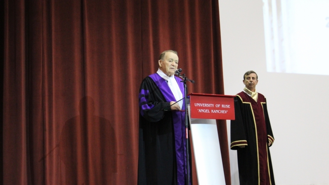 Д-р Страхил Карапчански присъства на тържествената церемония по връчване на дипломите на абсолвентите в русенския университет