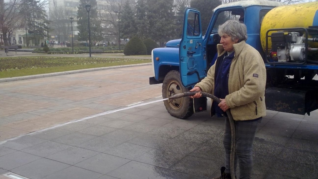Мият улиците на Русе след снеготопенето