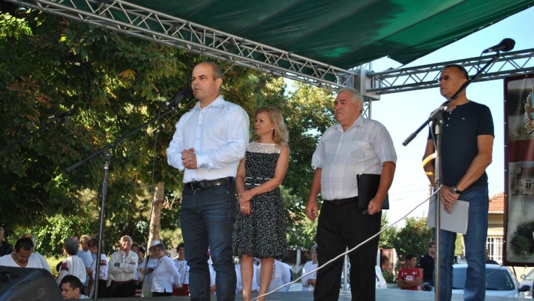 52 фолклорни състава от България и Румъния на „САНДРОВО ПЕЕ И ТАНЦУВА”