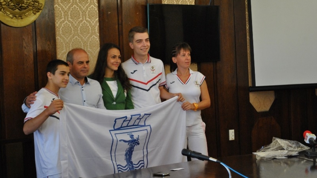 Знамена на Община Русе за тримата спортисти, представили България на Младежките олимпийски игри