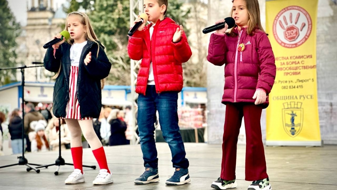 Стотици русенци пяха заедно с Братя Аргирови по време на концерта „Не на насилието, да на доброто!“ 