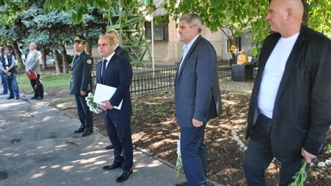 Кметът на Община Русе поднесе цветя в памет на загиналите пожарникари