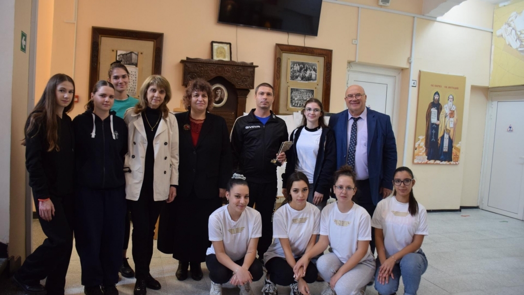 Наградиха учителите, носители на званието „Посланик на свободния дух в моето училище“ 202