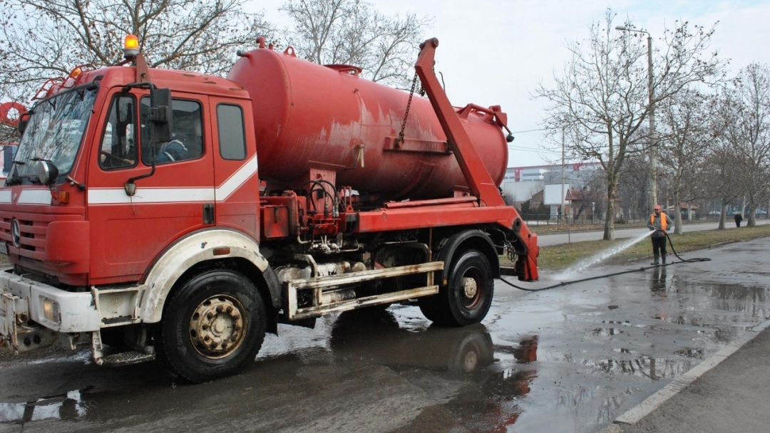 Пет машини мият улиците на Русе 