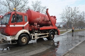 Пет машини мият улиците на Русе 