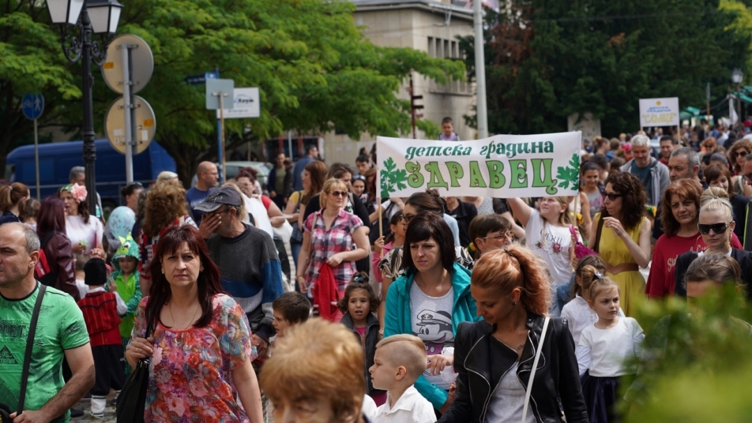 Малчугани от всички общински детски градини се включиха в шествие и разказваха приказки на пет сцени