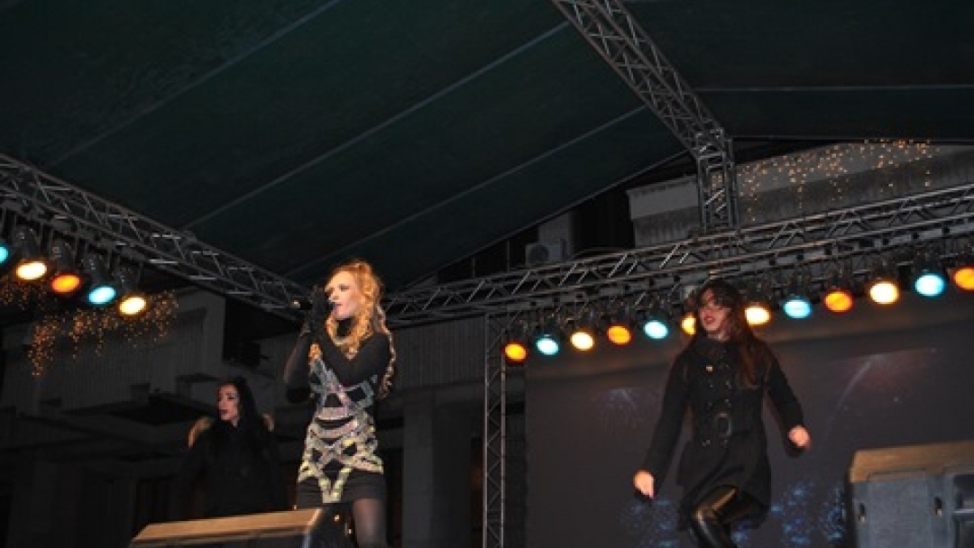  Хиляди русенци посрещнаха новата 2016-а на площада