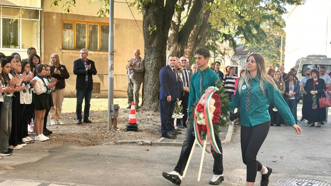 В Международния ден на учителя в Русе откриха паметен знак на Стоян Михайловски