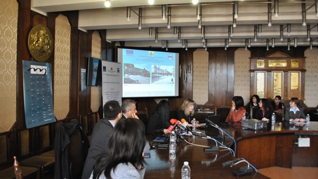 Пресконференция за представяне на напредъка по проекта „Благоустрояване и достъпна градска среда на централна градска зона” се проведе днес