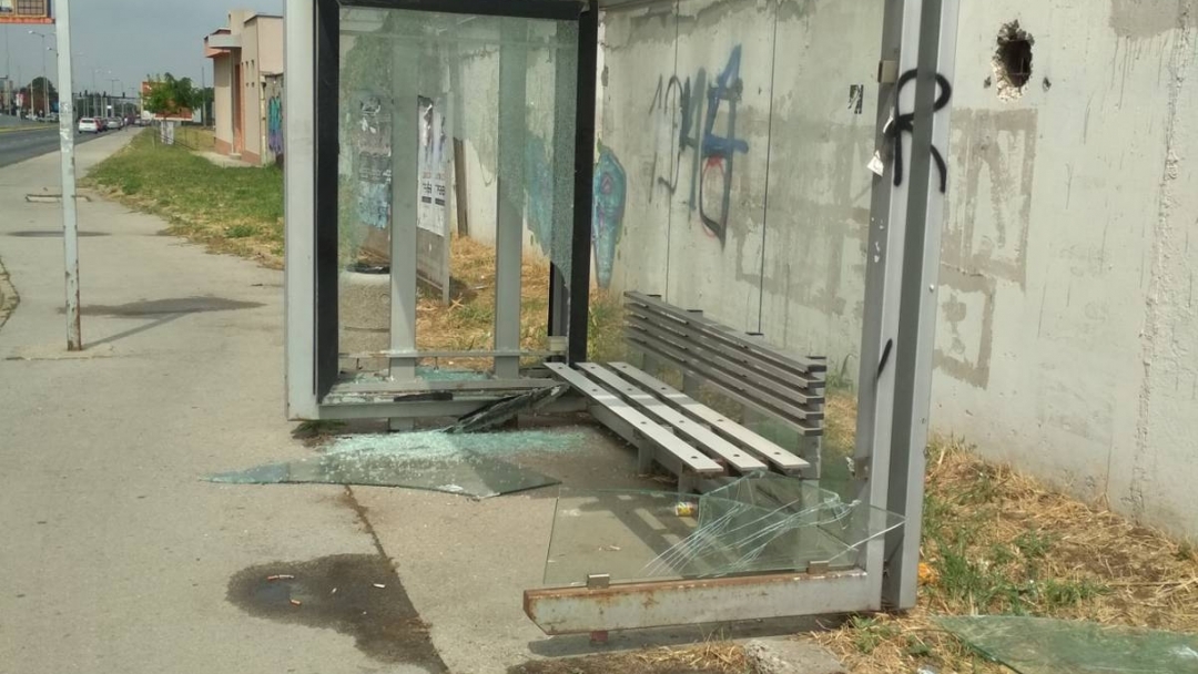 Видеокамери на Община Русе заснеха вандалски акт на автобусна спирка