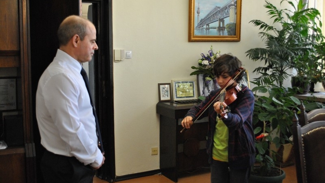 Златна рибка и шерифска значка за рождения ден на кмета Пламен Стоилов 